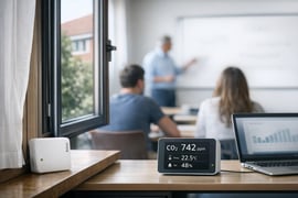 CO2, luftfugtighed og åbne vinduer: Sådan holder Elsys-sensorer og Vemco universitetsbygninger sunde og sikre